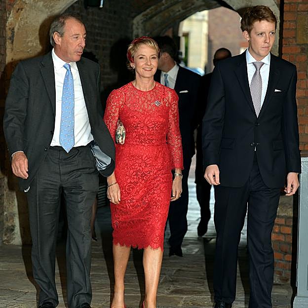 Hugh Grosvenor y sus padres, Michael y Julia Samuel. 