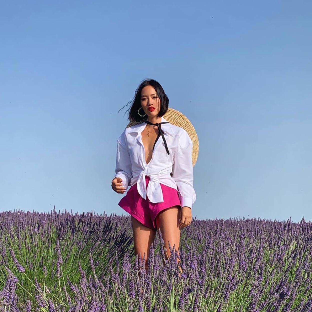 Influencer en un campo de lavanda