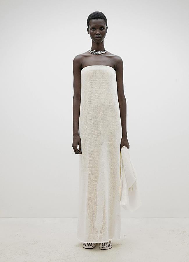 Imagen - Vestido en blanco y escote palabra de honor de Massimo Dutti.