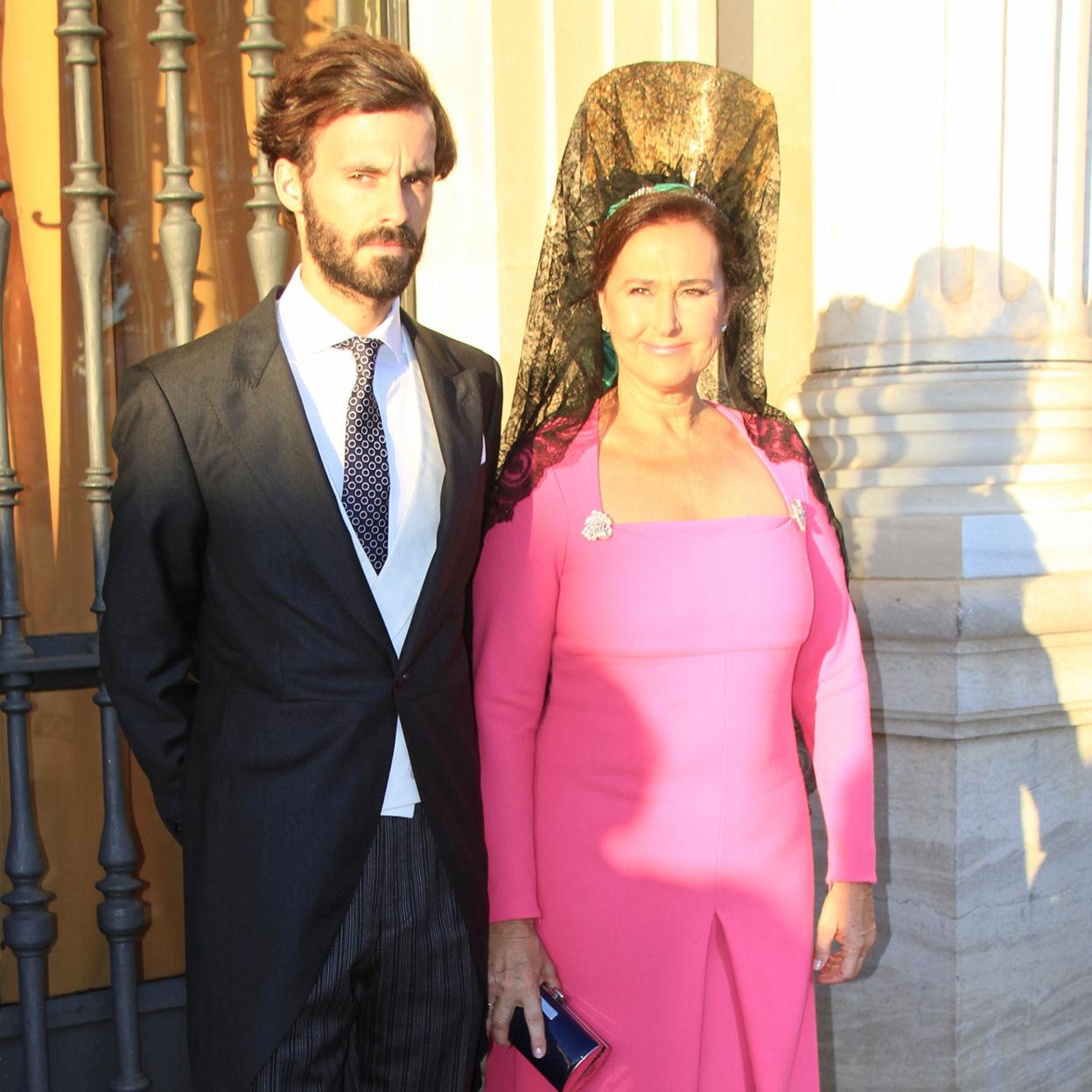 Carmen Tello y su hijo, Enrique Solis, novio de Vicky Martín Berrocal. 