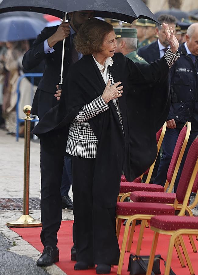 Imagen - La reina Sofía saluda al público asistente al desembarco del Cristo de la Buena Muerte en Málaga.