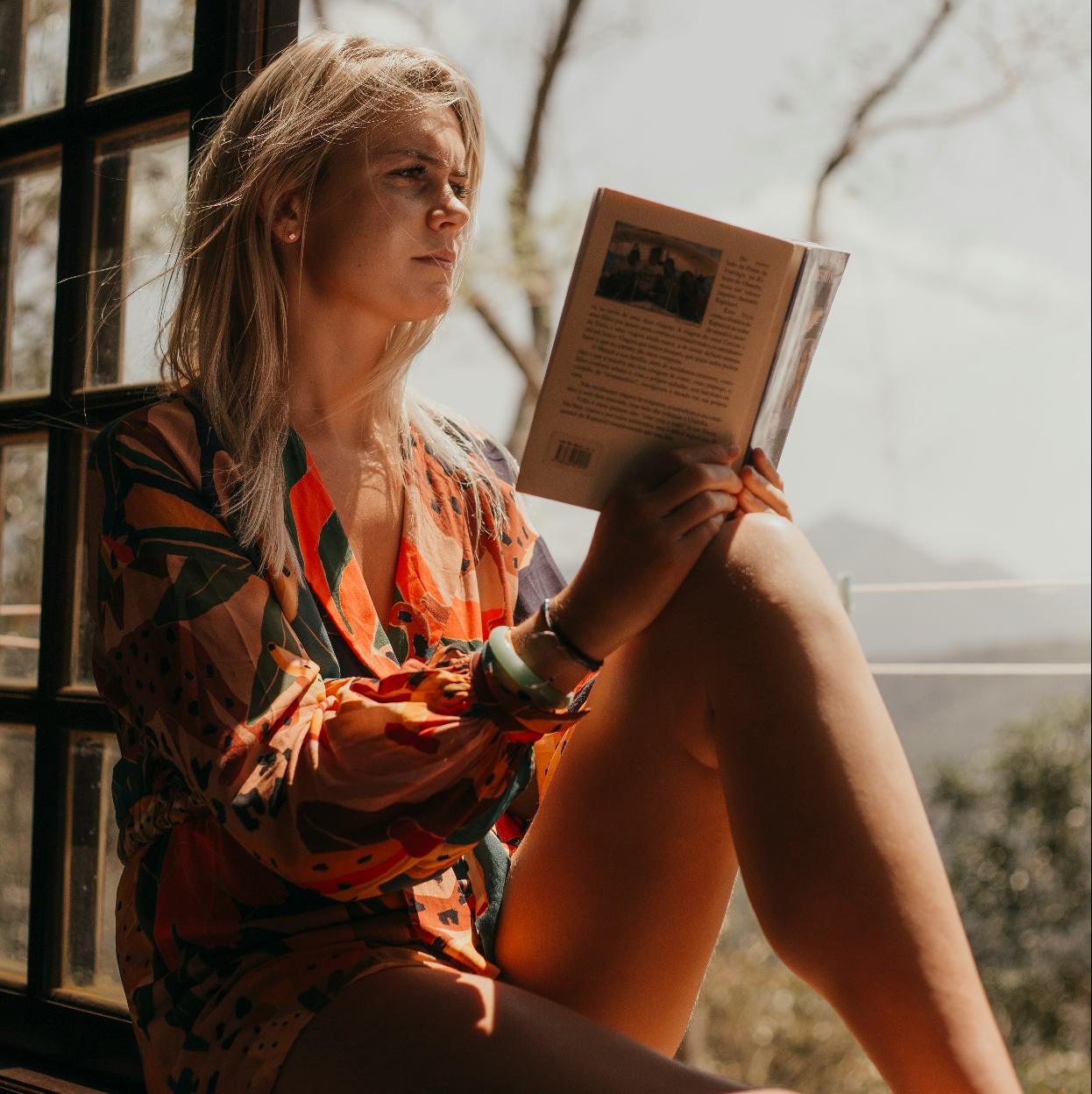 El placer de leer al aire libre en primavera es algo que esperamos volver a experimentar pronto. 