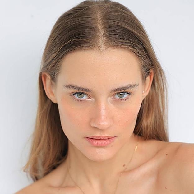 Estos sérums con ácido azelaico son lo mejor que he probado para reducir mis manchas y marcas