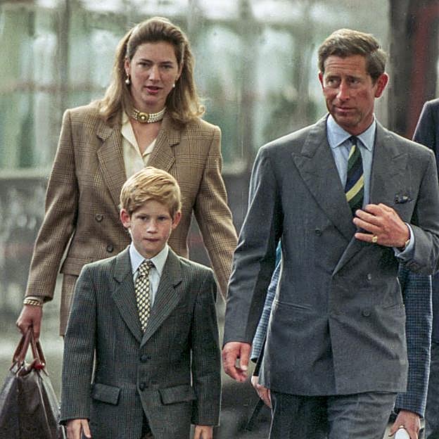 Carlos de Inglaterra y su hijo, el príncipe Harry. 