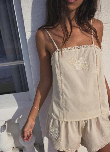 Imagen - Top blanco con bordados de Zara (22,99 euros)