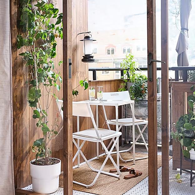Siete trucos deco fáciles e infalibles para aprovechar al máximo una terraza pequeña y que parezca mucho más grande