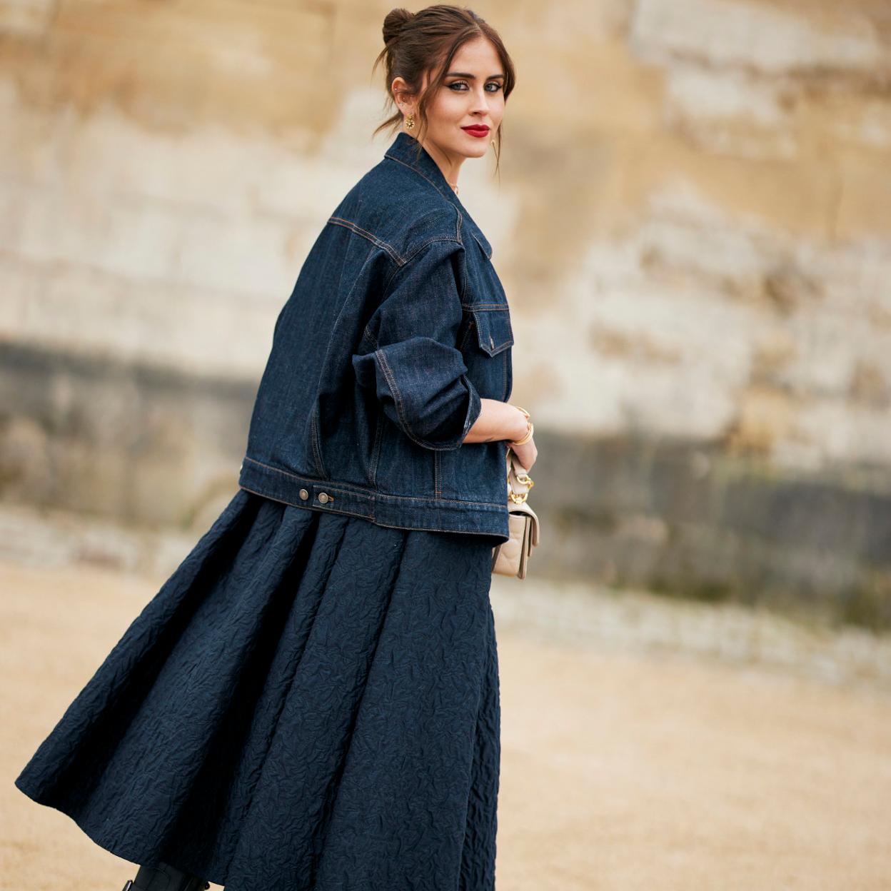 Mujer con falda de vuelo