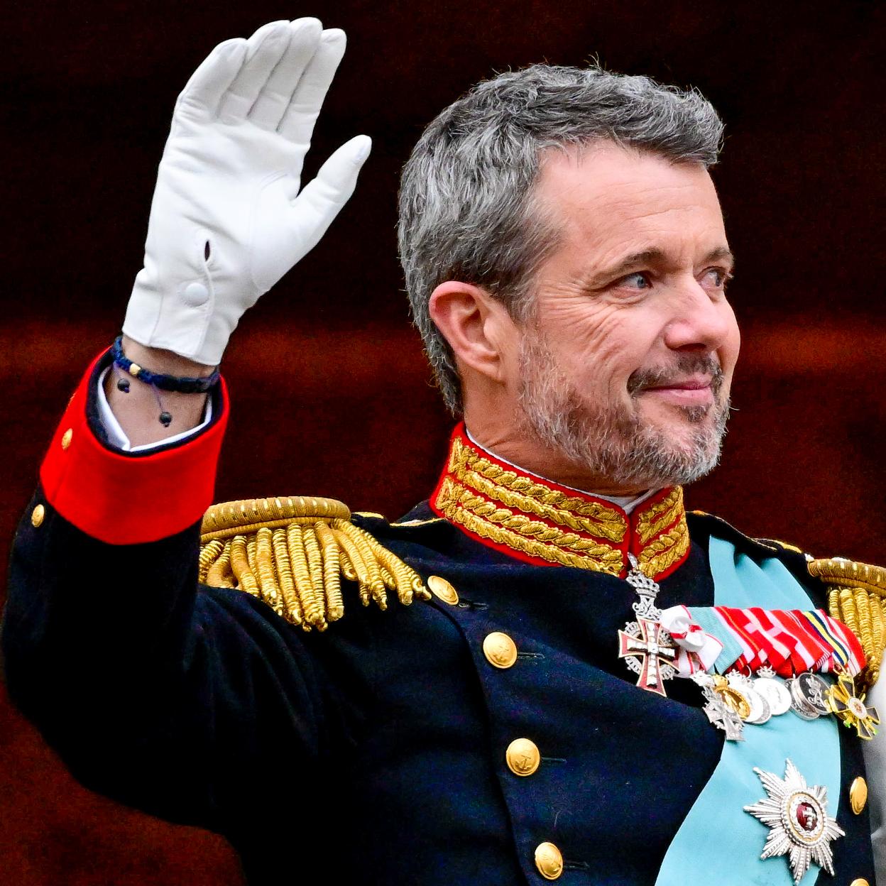Federico de Dinamarca, el día de la coronación con la pulsera de la discordia. 