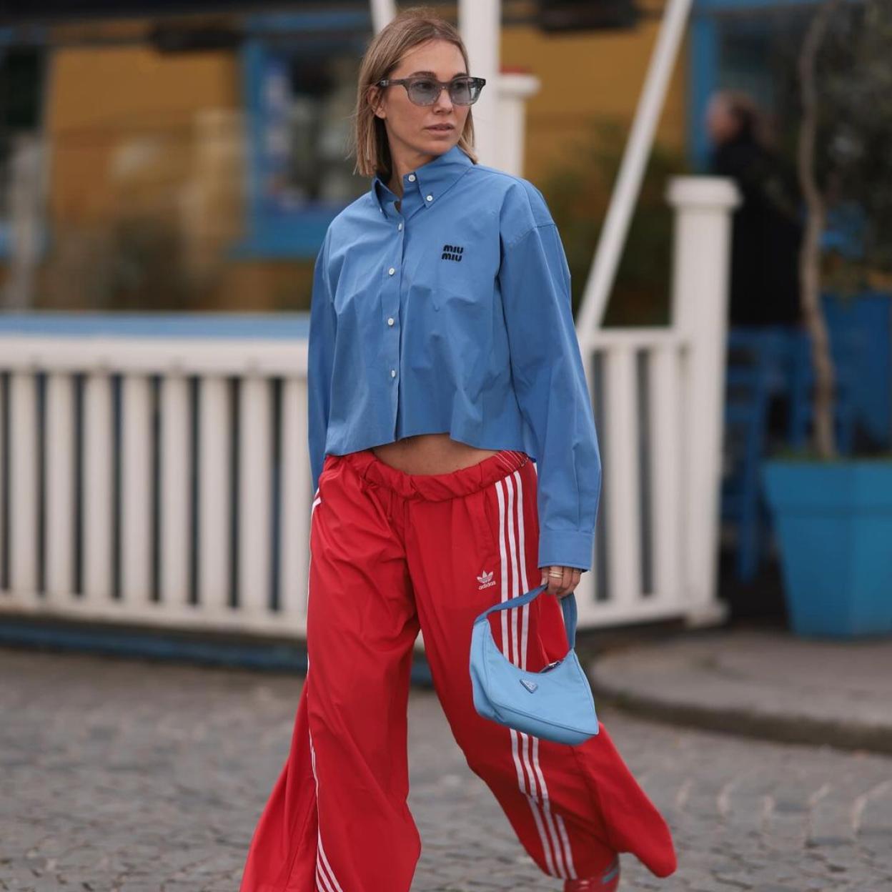 Un look con los pantalones de Adidas.