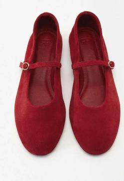 Imagen secundaria 2 - Flada de vuelo de H&M (64,99€)/ Blusa blanca de H&M (19,99€)/ Merceditas rojas de Parfois (39,99€)