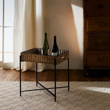 Imagen secundaria 1 - La mesa de madera de acacia cuesta 49.90 euros; las mesas de fibras naturales con bandeja plegable cuestan 59.90 y 69.90 euros cada una.