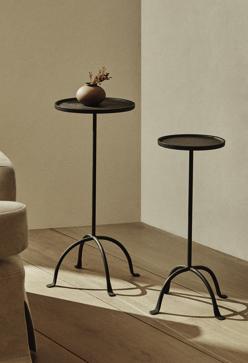 Imagen secundaria 2 - La peana metálica superior cuesta 99.90 euros. Las mesas nido, entre 69.90 y 89.90 euros según el tamaño.