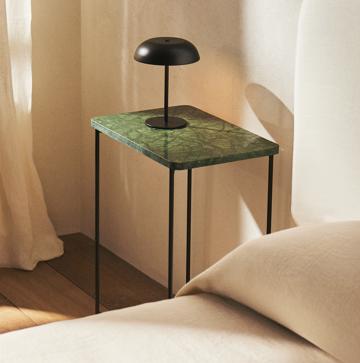 Imagen secundaria 1 - La mini mesa de mármol travertino cuesta 89.99 euros, mientras que las mesillas de mármol cuestan 69.99 euros cada una.