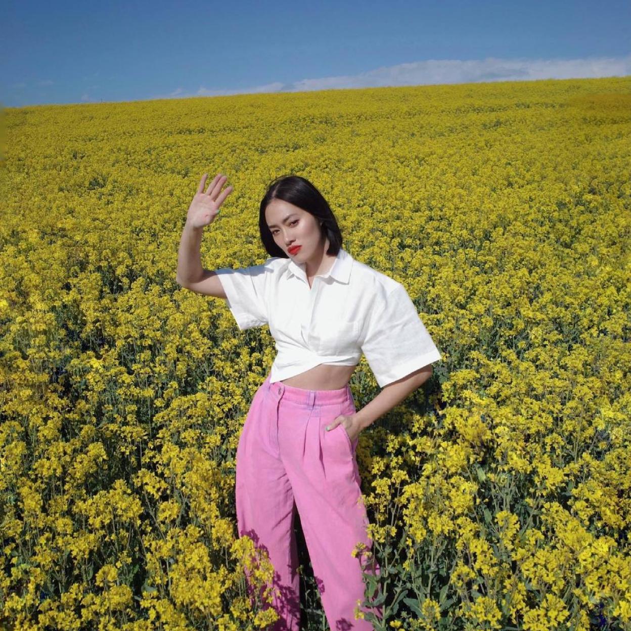 Influencer en campo de flores amarillas