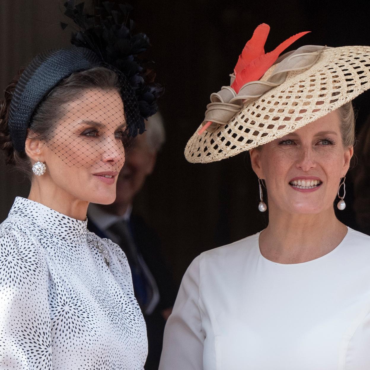 Sophie de Edimburgo, mujer del príncipe Eduardo, junto a la reina Letizia. 