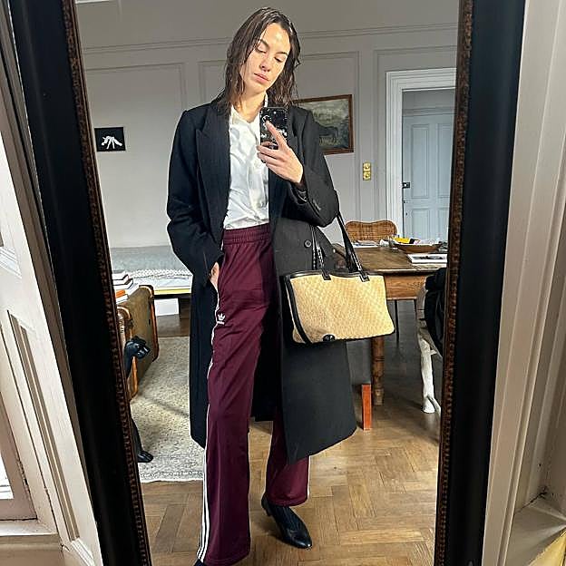 Alexa Chung llevando la tendencia track pants de pantalones de chándal
