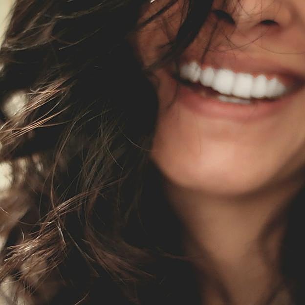 Harvard ha identificado tres hábitos que puedes incorporar a tu vida para ser más feliz. 