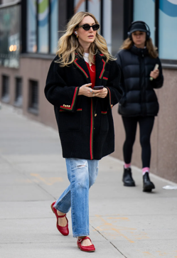 Imagen secundaria 2 - Bailarinas rojas combinadas con prendas básicas.