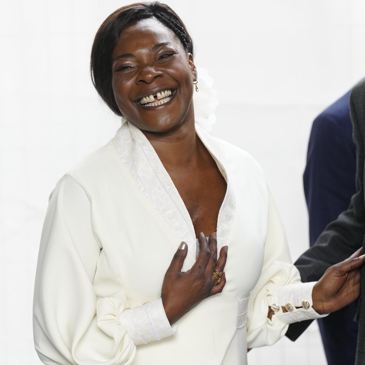 Cobcha Buika con americana, en las Medallas de Oro al Mérito en las Bellas Artes.