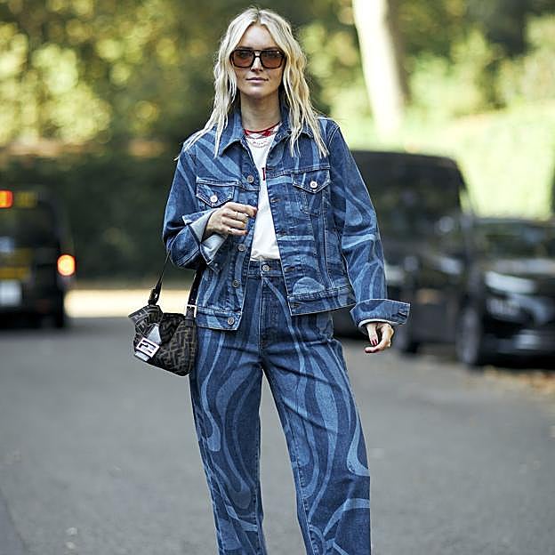 El doble denim inunda las calles esta primavera: claves para llevarlo igual que las chicas más estilosas de Instagram