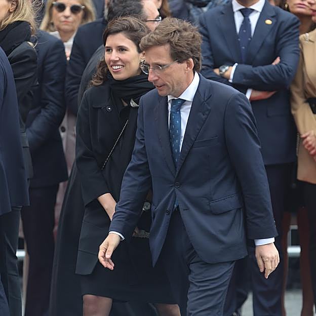 Almeida y Teresa Urquijo en la Semana Santa de Málaga de 2024. 