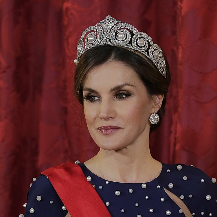 Letizia lleva la tiara Cartier.