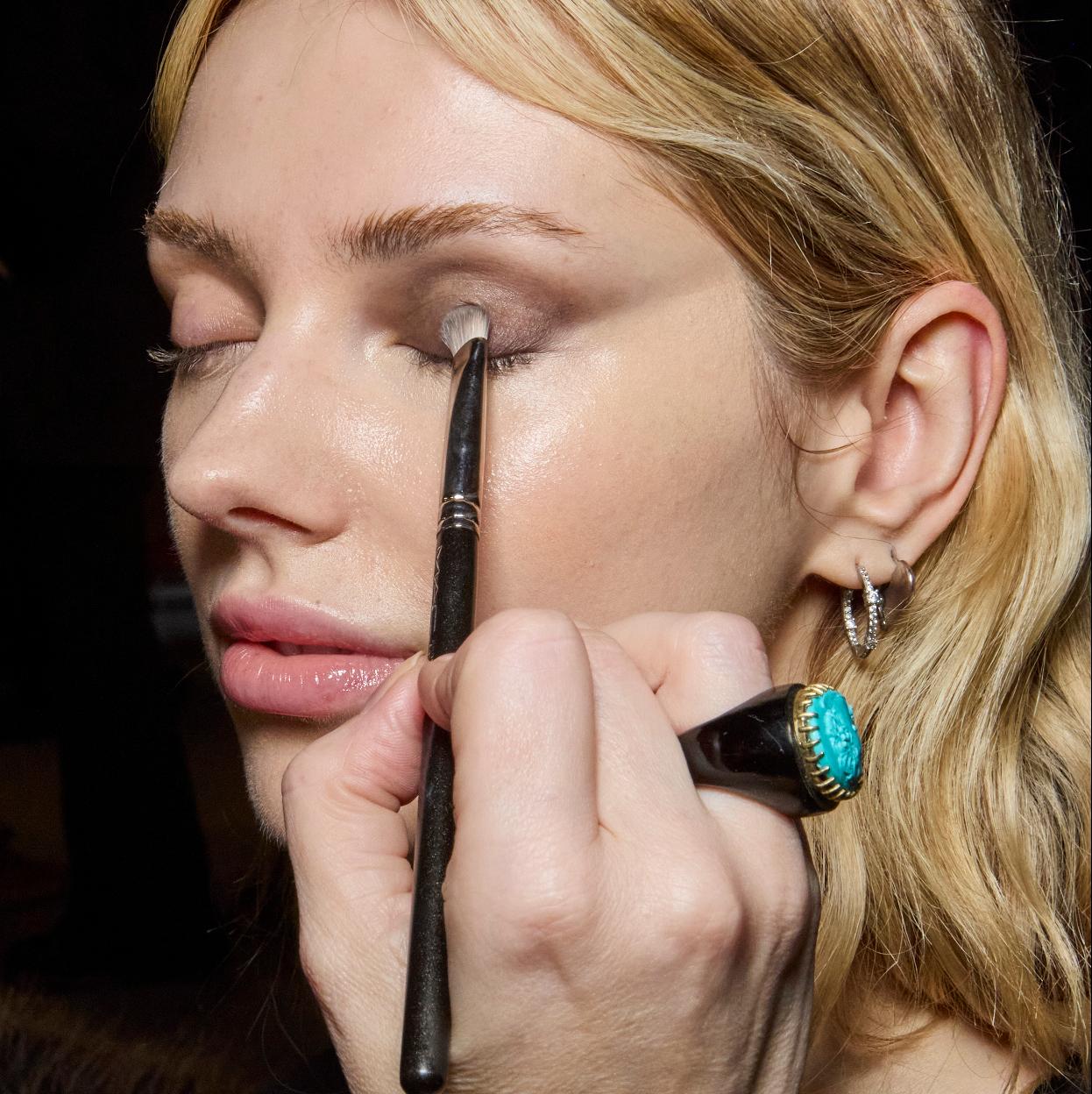 Un maquillaje de ojos.