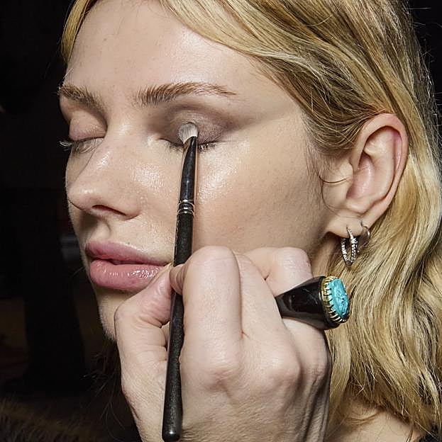 Llega a España la sombra más vendida: así el producto de maquillaje multiusos que arrasa en ventas