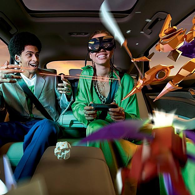 Cuando el coche se convierte en una sala de ocio sobre ruedas: pantallas gigantes para ver películas y videojuegos, gafas de realidad virtual y ChatGPT