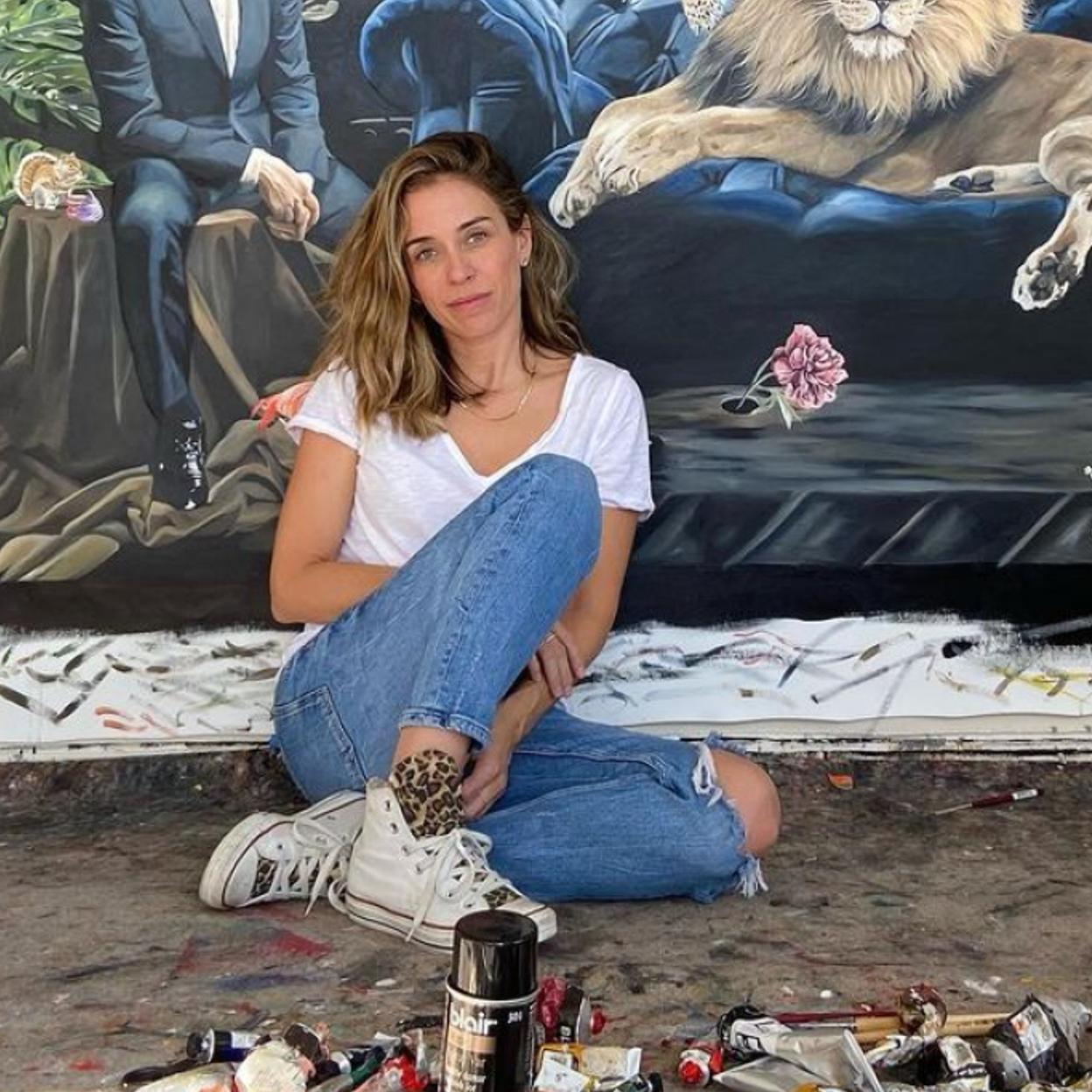 La artista mexicana Roberta Lobeira posando junto a una de sus obras. 