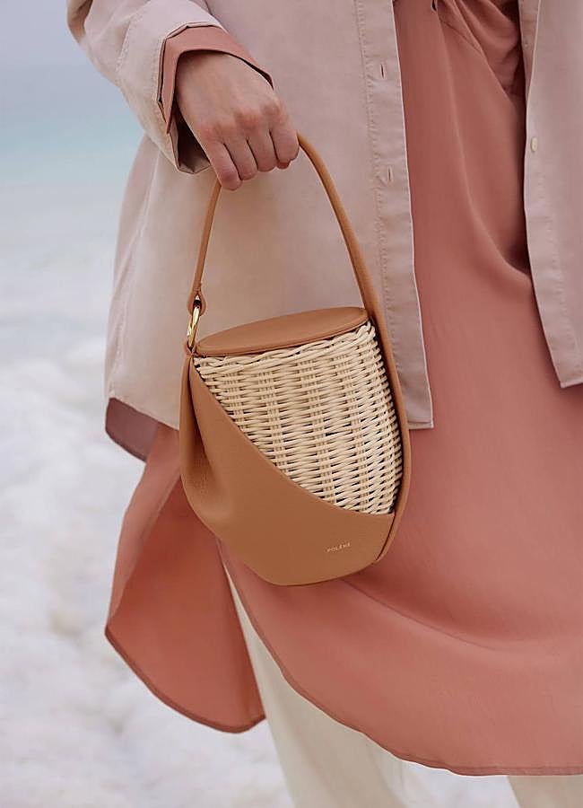 Imagen - Bolso Yké de Polène, confeccionado en ratán.