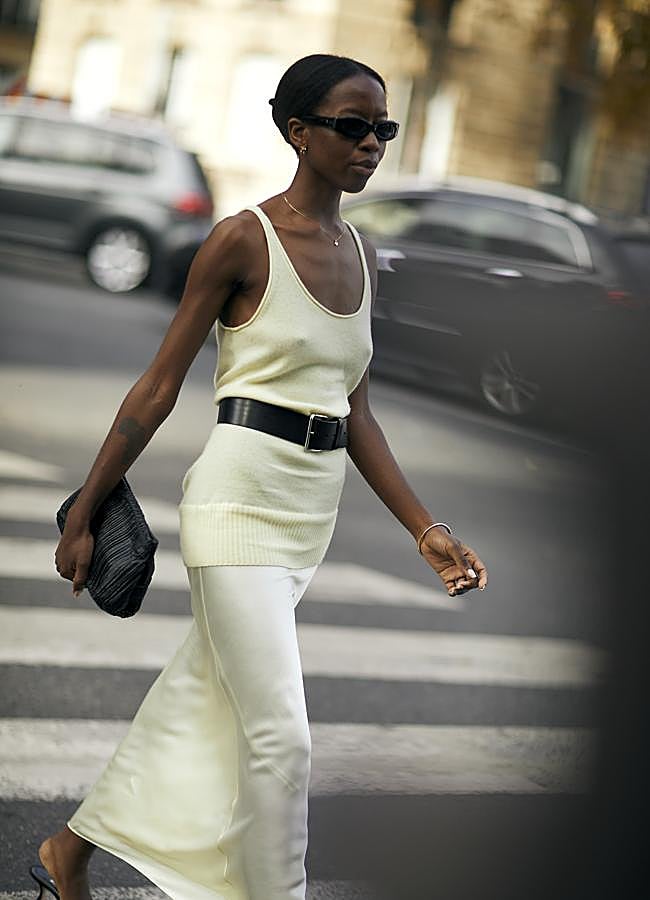 Imagen - Una mujer con falda midi y top en color Butter Yellow. Foto: Launchmetrics spotight.