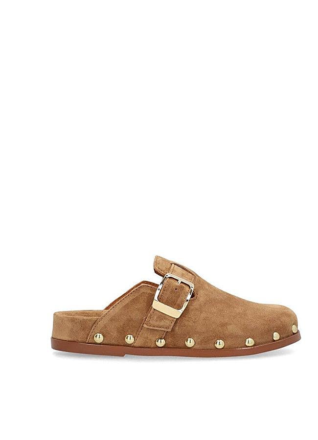 Imagen - Zuecos decorados con tachas metálicas