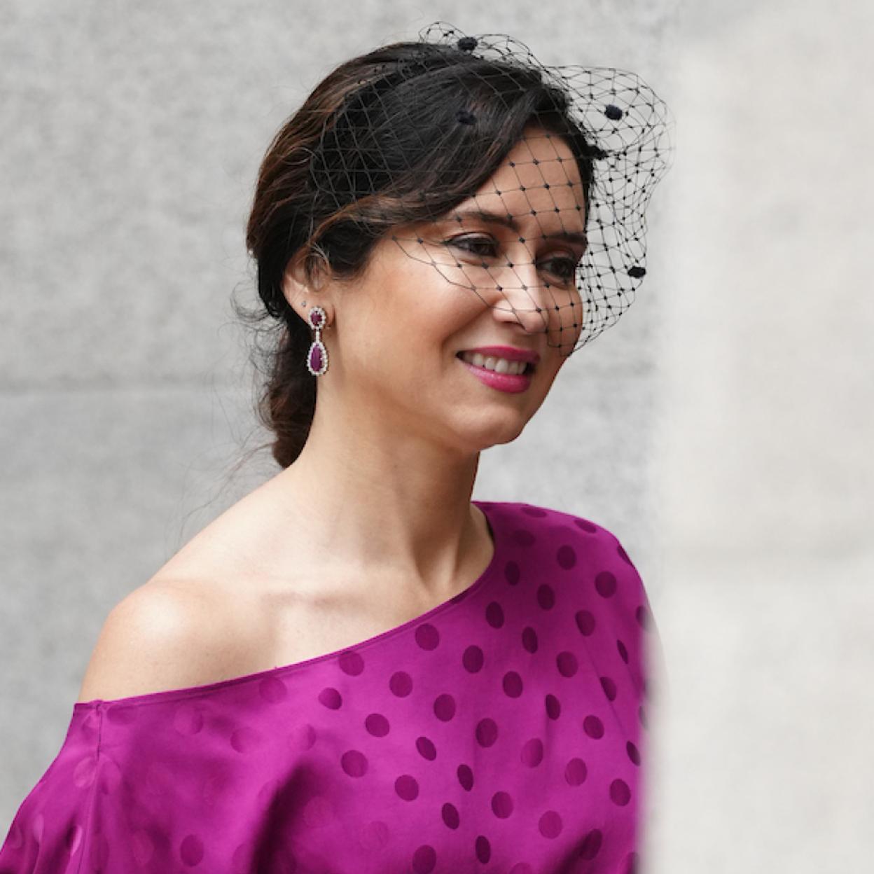 Isabel Díaz Ayuso llega a la boda de Almeida.