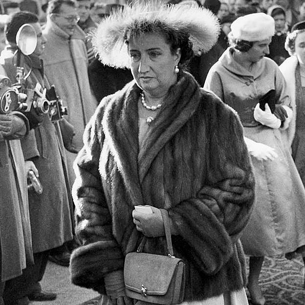 María de las Mercedes luces las perlas.