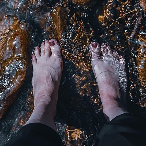 La caminata hidroeléctrica quemas más calorías que una caminata normal porque aumenta la intensidad del ejercicio. 