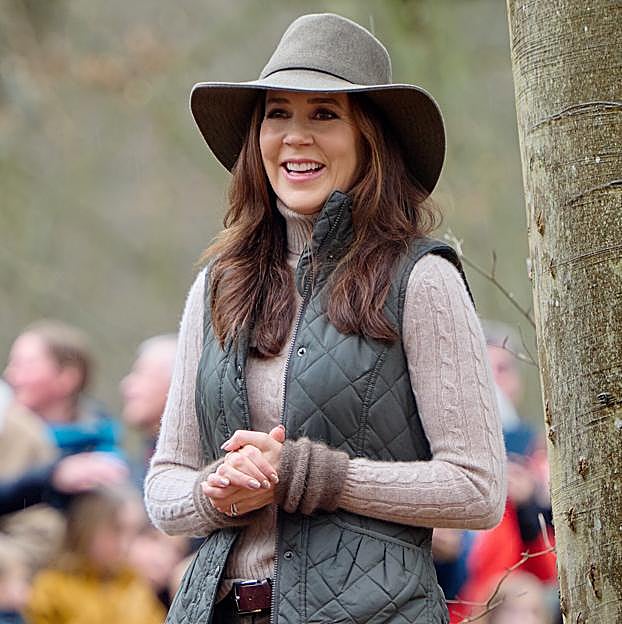 Chalecos acolchados finitos perfectos para un look de entretiempo como el de Mary de Dinamarca