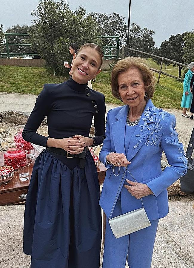 Imagen - La reina Sofía con un traje de color azul bordado. / INSTAGRAM