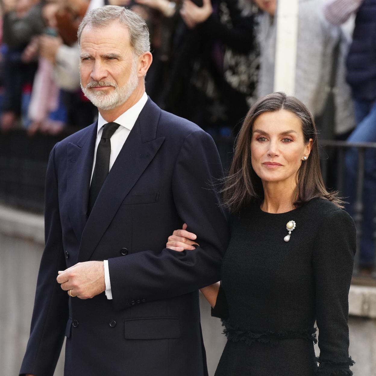 El rey Felipe y la reina Letizia en el funeral de Fernando Gómez-Acebo.