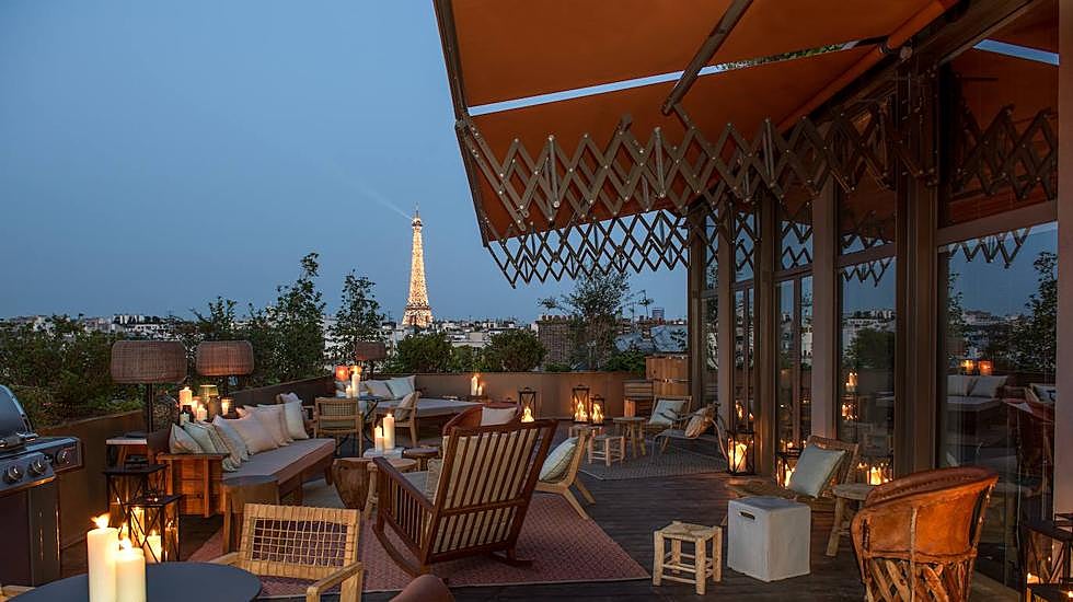 Terraza del Brach con vistas a la Torre Eiffel.
