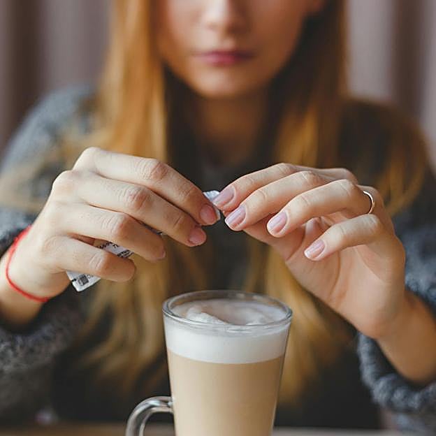 Echar azúcar al café te hace engordar. 