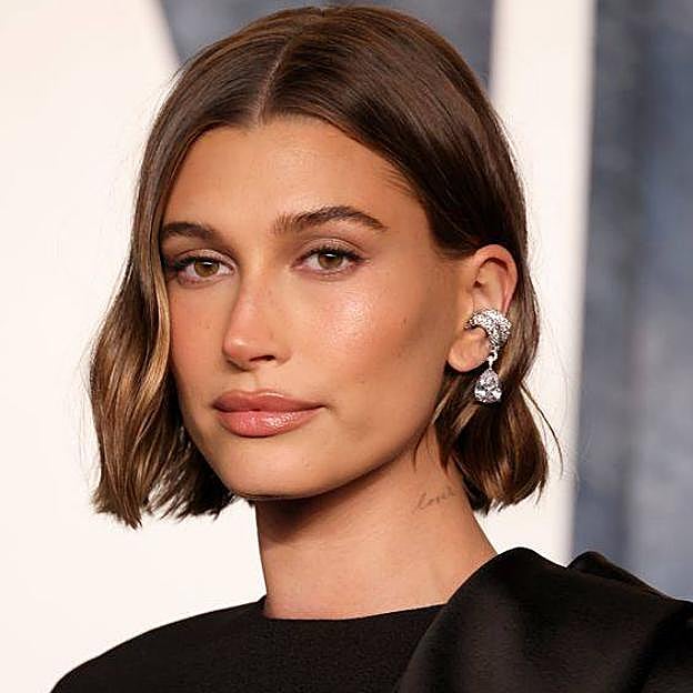 Hailey Bieber con wavy bob tipo blunt