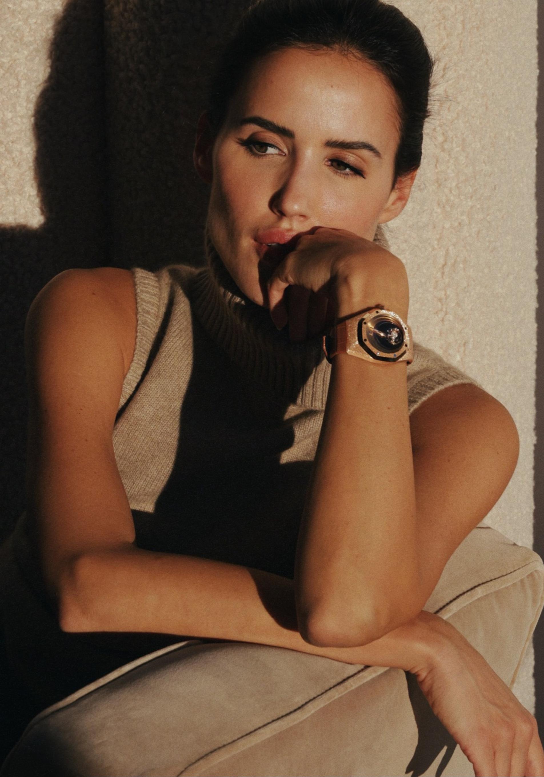 Alex Rivière con su reloj Royal Oak de Audemars Piguet en colaboración con Tamara Ralph. 