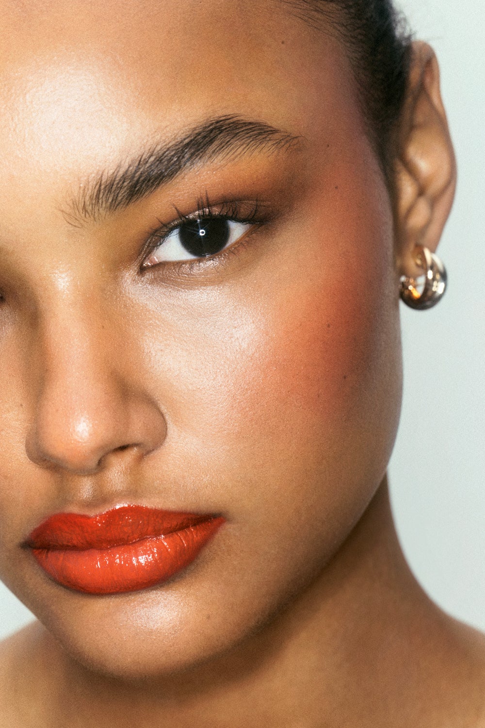 Imagen - Pendientes Trinity de Cartier. Fotografía: Elena Olay / Maquillaje y peluquería: Paula Soroa / Estilismo: Cristina Pérez Hernando.