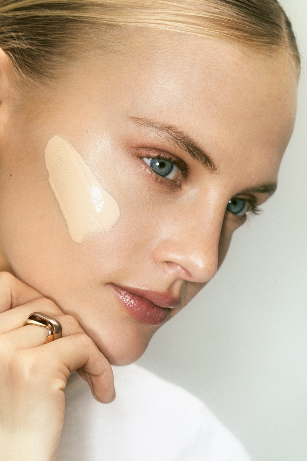 Imagen - Anillo Trinity de Cartier. Fotografía: Elena Olay / Maquillaje y peluquería: Paula Soroa / Estilismo: Cristina Pérez Hernando.