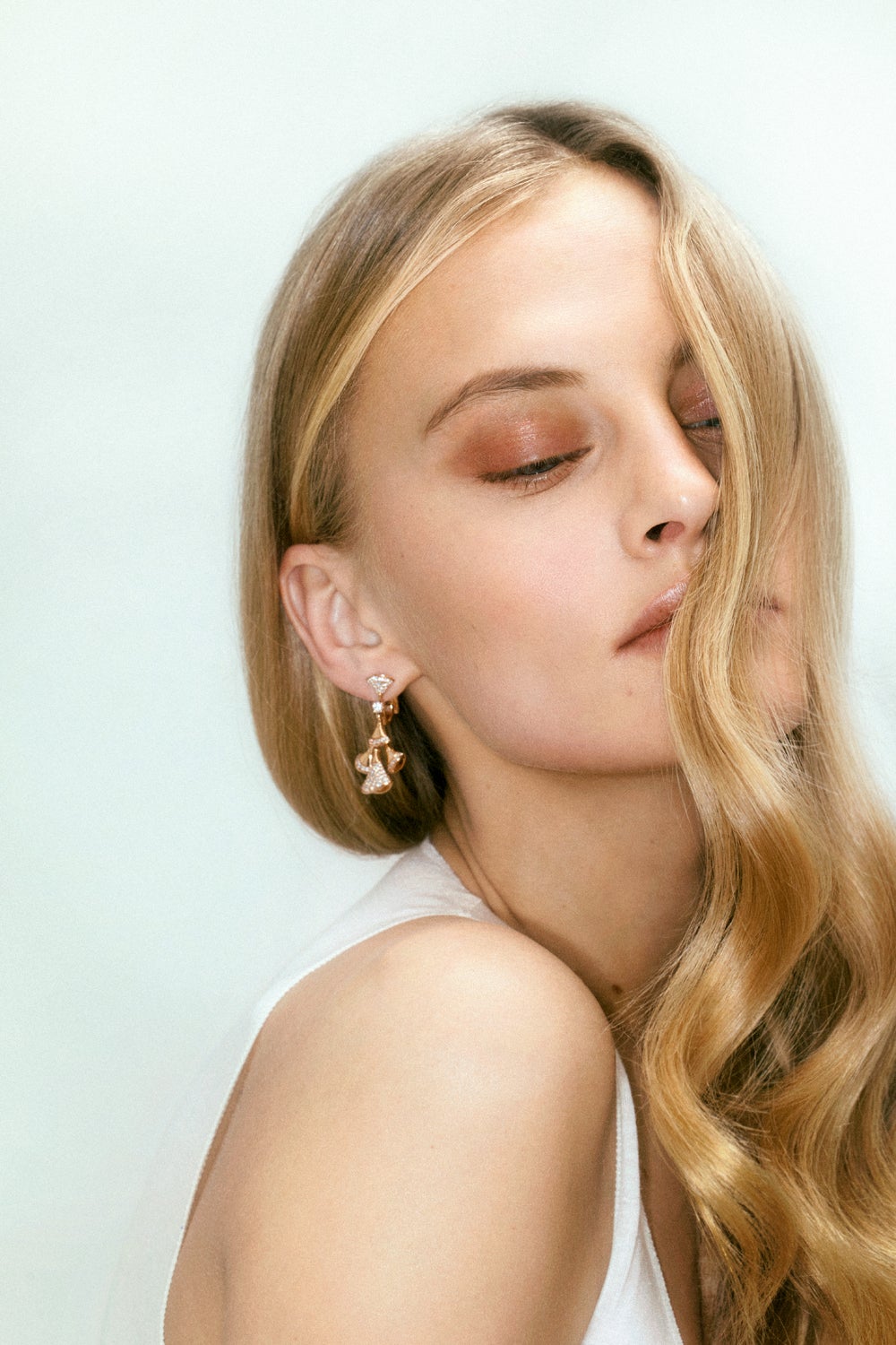 Imagen - Modelo con pendientes Trinity de Cartier y top de Louis Vuitton. Fotografía: Elena Olay / Maquillaje y peluquería: Paula Soroa / Estilismo: Cristina Pérez Hernando.