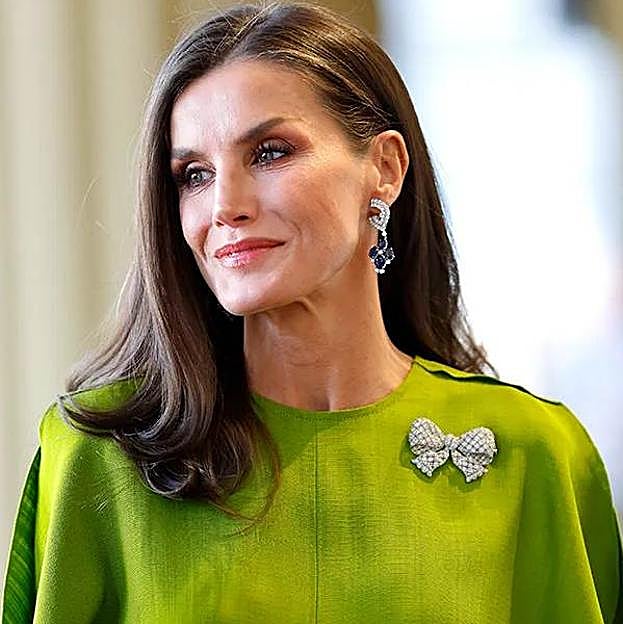 Reina Letizia con el broche lazo de diamantes