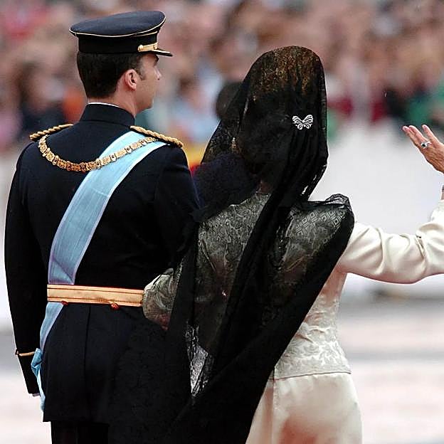 Reina Sofía con el broche lazo de diamantes