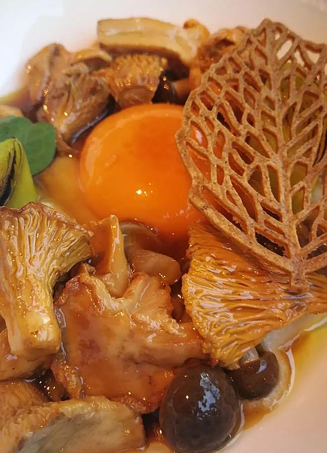 Imagen - El huevo, setas de temporada y puré de apio bola de Clos. /A.F.L