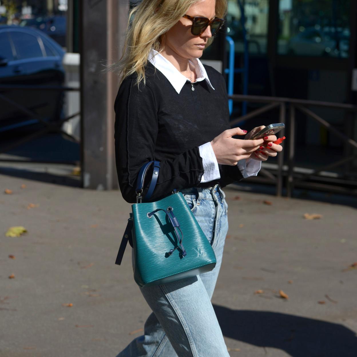 Este es el bolso en azul con diseño made in Spain que no para de agotarse